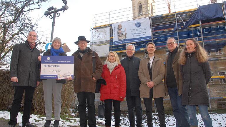Beim Baurundgang mit Bürgermeister Dieter Lenzer (von links) durfte Adelheid Rasche aus den Händen von Matthias Staschull den symbolischen Scheck von 40.000 Euro entgegen nehmen. Weiter vertreten waren Doris Lang vom Landratsamt, Architekt Walter Böhm, Alexander Zeller von der Städtebauförderung, Rasches Partner Martin Mago und Melanie Meier vom Architekturbüro Böhm. Beim Baurundgang mit Bürgermeister Dieter Lenzer (von links) durfte Adelheid Rasche aus den Händen von Matthias Staschull den symbolischen Scheck von 40.000 Euro entgegen nehmen. Weiter vertreten waren Doris Lang vom Landratsamt, Architekt Walter Böhm, Alexander Zeller von der Städtebauförderung, Rasches Partner Martin Mago und Melanie Meier vom Architekturbüro Böhm.