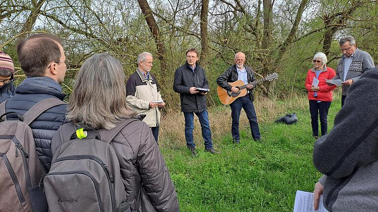 Nach dem Vorbild des Weges der sogenannten Emmausjünger mit dem auferstandenen Jesus gingen am Ostermontag 16 Teilnehmer von Mainstockheim zum Dekanatszentrum Kitzingen. In der Mitte Professor Rosenberger und Michael Hanft.