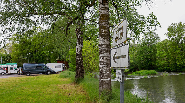 Direkt an der Ufer der Tauber befindet sich der Wohnmobilstellplatz in Röttingen.&nbsp;