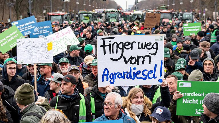 Protest der Landwirte - Berlin.jpeg       -  Während einer Protestaktion hält jemand ein Schild mit der Aufschrift 'Finger weg vom Agrardiesel' hoch.