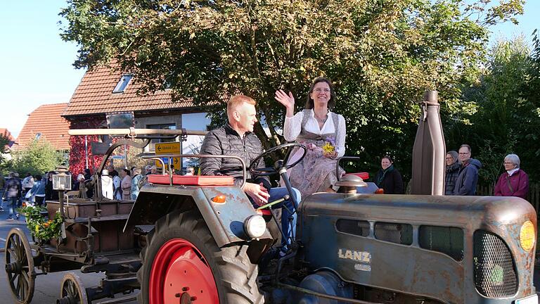 Standesgemäß wurde die historische Saug- und Druckspritze aus dem Jahr 1873 beim Festzug mit einem Oldtimer-Lanz gezogen. Der Fahrer Sven Schmitt und Sonja Flammersberger-Ziegler hatten wie die zahlreichen Zuschauerinnen und Zuschauer ihren Spaß an der Fahrt durch das Dorf.