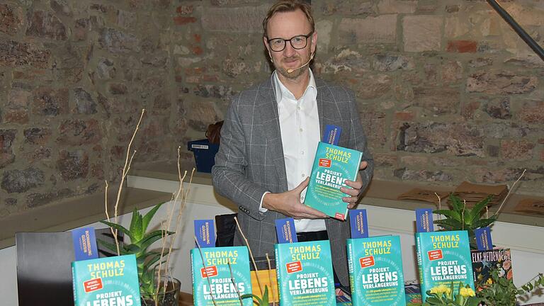 Thomas Schulz präsentierte sein Buch Projekt Lebensverlängerung bei der Veranstaltung in der Volkshochschule Haßfurt. Thomas Schulz präsentierte sein Buch Projekt Lebensverlängerung bei der Veranstaltung in der Volkshochschule Haßfurt.