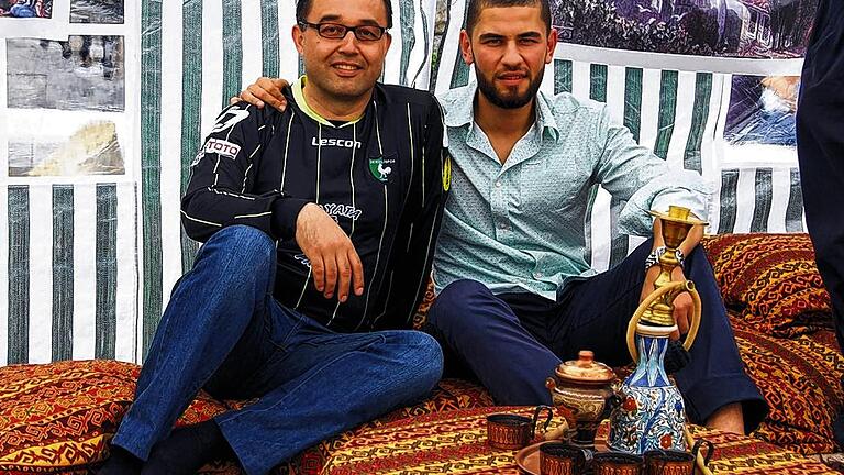 Gemeinsames Ziel: Mit Yusuf Emre Kasal (rechts) hat Halil Cesur (in Kasals Original-Trikot von Denizlispor), der in Schweinfurt Ausbildungsplätze für türkischstämmige Schulabgänger sucht, einen Mitstreiter gefunden, um den Jugendlichen die Bedeutung von Schulbildung zu erklären. Kasal ist Profifußballer in der Türkei, in Sennfeld aufgewachsen und hat neben dem Fußball sein Abitur gemacht.