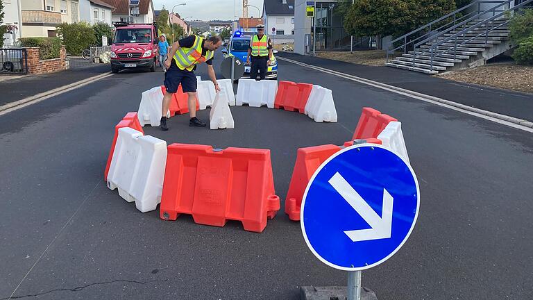 Versuchsweise wurden auf der Bodelschwinghstraße in Karlstadt Verkehrsinseln und eine Fahrbahnverengung eingerichtet.