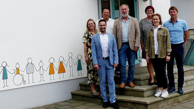 Die Freude über die erfolgreiche energetische Sanierung der Grundschule A in Gochsheim ist groß (von links): Konrektorin Patrizia Wehner, die Bürgermeister Manuel Kneuer, Jürgen Mayerl, Edwin Hußlein, Rektorin Andrea Maier, Anna Joachim und Frank Albert (beide Planungsbüro Philipp).