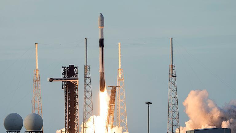 SpaceX Rakete bringt türkischen Satelliten ins All       -  An Bord so einer Falcon-9-Rakete soll die Deutsche Rabea Rogge ins Weltall starten.