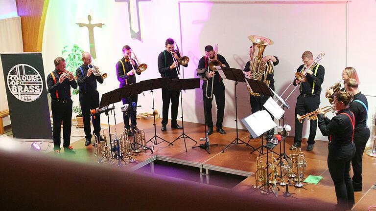 Zehn Freunde, zehn Musikerinnen und Musiker mit der gleichen Leidenschaft – Blasmusik im Brass Sound. „Colours of Brass“ waren in Haag zu Gast, bei CVJM.