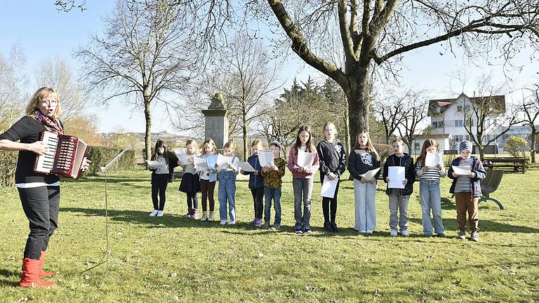 Ein Kinderchor sang unter der Leitung von Rotraut Arnold zwei Lieder über den Dichter Stubenrauch.