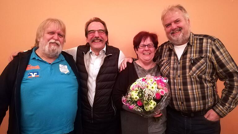 Strahlende Gewinner des Skatturniers in Billingshausen: Lothar Groß, Frieder Hüsam, Bruni Habelt, Kemmerer (von links).