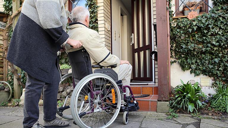 Schon wenige Stufen können im Alter zum großen Hindernis werden. Wird es Aufgabe eines ehrenamtlichen städtischen Seniorenbeauftragten in Marktheidenfeld sein, beim Umbau beraten? (Symbolbild)