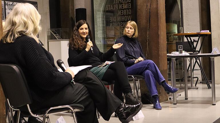 Im Gespräch mit der Gleichstellungsbeauftragten der Stadt Würzburg, Petra Müller-März (links) waren Familientherapeutin Stefanie Frahsek (Mitte) und Autorin Sabine Rennefanz (rechts).