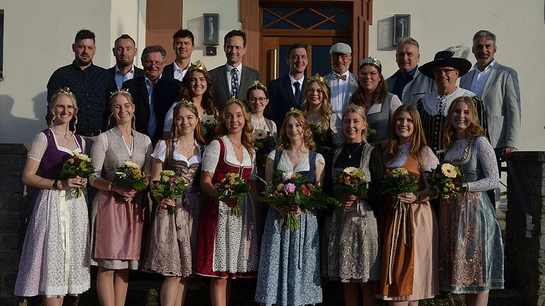 Weinfesteröffnung in Donnersdorf: Weinprinzessin Emily Schärf (vorne Fünfte von links) konnte einige ihrer Kolleginnen und die Symbolfigur aus Oberschwarzach willkommen heißen. Die Eröffnung feierten unter anderem mit: Stefan Meißner (FC Blau/Weiß Donnersdorf, hinten Vierter von links), Landrat Florian Töpper, Felix Schorr (Heimat und Wein-Verein) sowie Bürgermeister Klaus Schenk. Weinfesteröffnung in Donnersdorf: Weinprinzessin Emily Schärf (vorne Fünfte von links) konnte einige ihrer Kolleginnen und die Symbolfigur aus Oberschwarzach willkommen heißen. Die Eröffnung feierten unter anderem mit: Stefan Meißner (FC Blau/Weiß Donnersdorf, hinten Vierter von links), Landrat Florian Töpper, Felix Schorr (Heimat und Wein-Verein) sowie Bürgermeister Klaus Schenk.