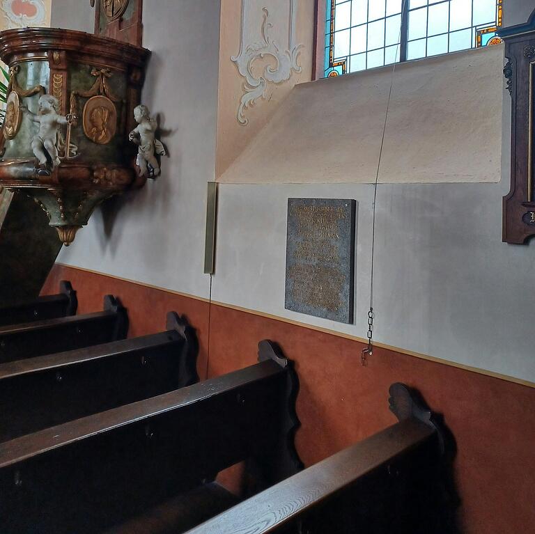 Neben der Kanzel wurde zum 300. Geburtstag von Pfarrer Joseph Braun, dem Erbauer der Sulzdorfer Kirche, eine Gedenktafel angebracht.