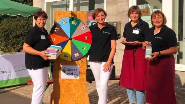 Stellvertretende Kreisbäuerin Helene Greubel (von links), Anita Hoffmann, Jutta Schneider und Kreisbäuerin Edeltraud Häusler an ihrem Stand beim Kinderstadtmarkt       -  Stellvertretende Kreisbäuerin Helene Greubel (von links), Anita Hoffmann, Jutta Schneider und Kreisbäuerin Edeltraud Häusler an ihrem Stand beim Kinderstadtmarkt