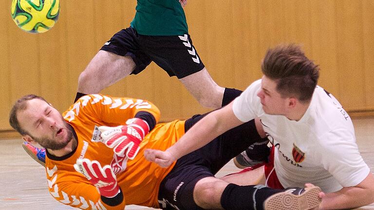 Großbardorfs Tormann Kilian Wenzel (links) kommt zu spät: Rottendorfs Jonas Mahler (rechts) trifft im Finale zum 1:0.