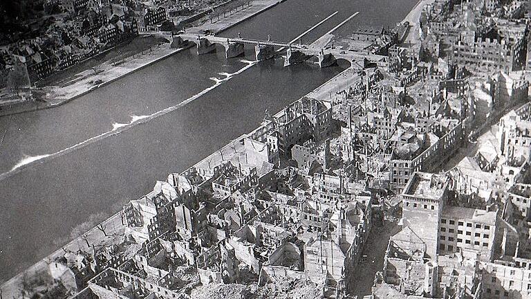 Kampf um Würzburg im April 1945: Ausgebrannte Ruinen und verlassene Straßen rund um die Alte Mainbrücke. Kampf um Würzburg im April 1945: Ausgebrannte Ruinen und verlassene Straßen rund um die Alte Mainbrücke.