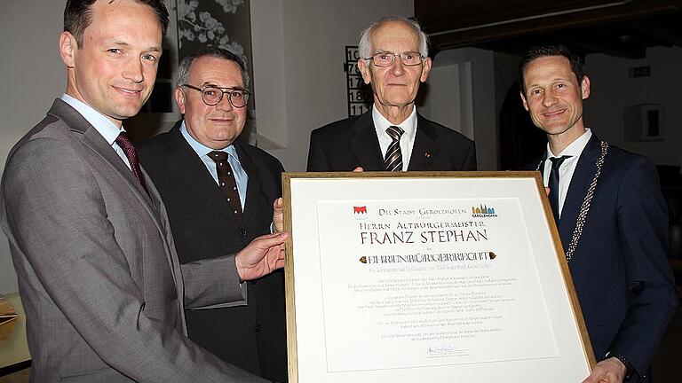 Gerolzhofens neuer Ehrenbürger Franz Stephan (2. von rechts), eingerahmt von seinen Laudatoren beim Festakt im evangelischen Gemeindezentrum (von links): Landrat Florian Töpper, Bezirksrat Stefan Funk und Bürgermeister Thorsten Wozniak.