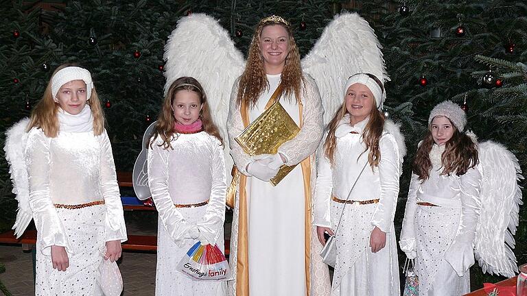 Das Christkind und seine Engel eröffneten die diesjährigen Adventsmärkte des &bdquo;Ersten Christbaumdorfes Deutschlands&rdquo; in Mittelsinn.