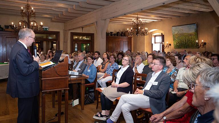 Beim ersten Würzburger Patiententag der Bayerischen Krebsgesellschaft berichtete Professor Hermann Einsele, Direktor der Medizinischen Klinik II der Universitätsklinik, von den Fortschritten in der Krebstherapie.