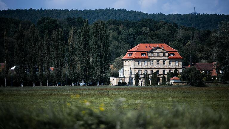 Schloss Gleusdorf ist im August 2021 erneut in die Schlagzeilen geraten, nachdem die Einrichtung die Pflege und Betreuung seiner 42 Bewohnerinnen und Bewohner nicht mehr hat gewährleisten können.