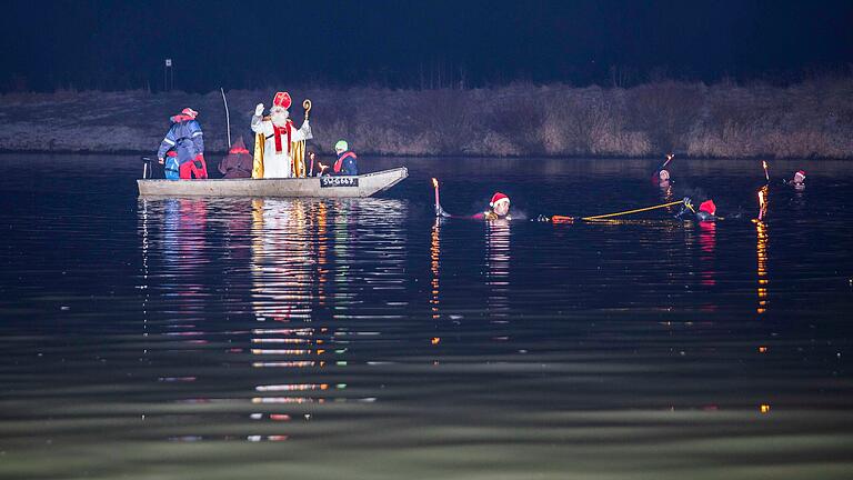 Das Highlight beim Nikolausmarkt in Haßfurt: Der Nikolaus kommt auf einem Schelch den Main hinuntergefahren. Das Highlight beim Nikolausmarkt in Haßfurt: Der Nikolaus kommt auf einem Schelch den Main hinuntergefahren.