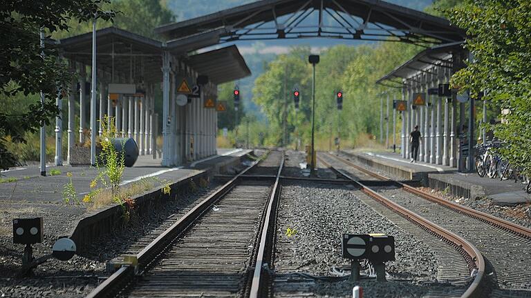 Ungewöhnlicher Blick auf den Bad Kissinger Bahnhof. Der weltbadtauglich errichtete Bau ist Zentrum des Regionalverkehrsnetzes Kissinger Stern, das im Qualitätsranking der Bayerischen Eisenbahngesellschaft zur Jahresmitte wieder einmal Platz eins belegt.