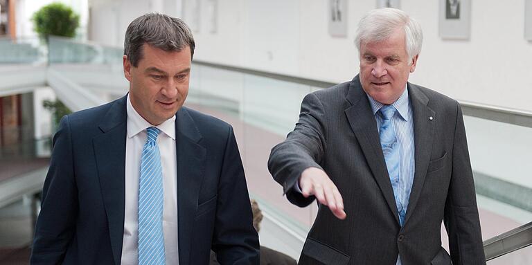 Seehofer und Söder (CSU) 2012 in München auf ihrem gemeinsamen Weg zur  Kabinettssitzung. CSU-Chef Seehofer geriet nach seinen Lästereien gegen Parteifreunde in die Defensive. Sogar Söders Rivalen in der CSU zeigen Unterstützung für den Finanzminister.