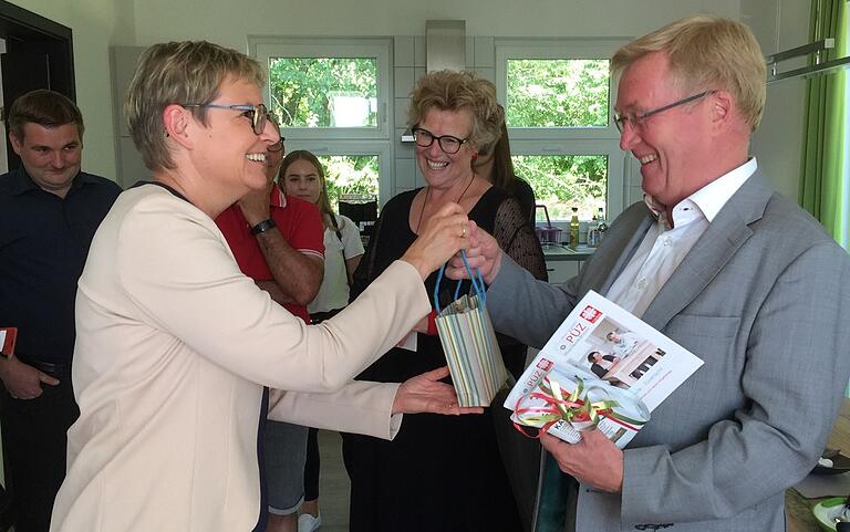 Die Bundestagsabgeordnete Sabine Dittmar überreichte Staatssekretär Andreas Westerfellhaus ein paar lokale Spezialitäten als Erinnerung an seinen Besuch in Mellrichstadt.