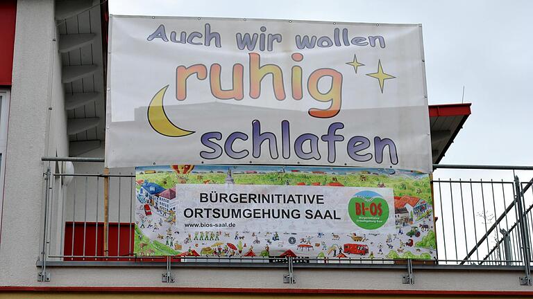 Seit 2012 kämpft die Bürgerinitiative intensiv für die Ortsumgehung, damals votierten in einem Bürgerentscheid rund 59 Prozent der Saaler Bürgerinnen und Bürger für die Ortsumgehung. Seit 2012 kämpft die Bürgerinitiative intensiv für die Ortsumgehung, damals votierten in einem Bürgerentscheid rund 59 Prozent der Saaler Bürgerinnen und Bürger für die Ortsumgehung.