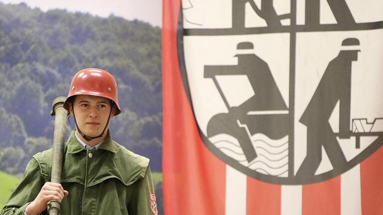 Eine humorvolle Feuerwehr-Modenschau mit Schutzausrüstung aus verschiedenen Jahrzehnten gab es beim Kommersabend in Oberbach. - Eine humorvolle Feuerwehr-Modenschau mit Schutzausrüstung aus verschiedenen Jahrzehnten gab es beim Kommersabend in Oberbach. Eine humorvolle Feuerwehr-Modenschau mit Schutzausrüstung aus verschiedenen Jahrzehnten gab es beim Kommersabend in Oberbach. - Eine humorvolle Feuerwehr-Modenschau mit Schutzausrüstung aus verschiedenen Jahrzehnten gab es beim Kommersabend in Oberbach.