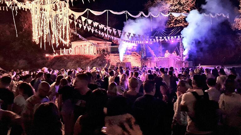 Am 12. August 2023 lädt die FMC Eventtechnik wieder zum Techno-Rave in den Strahlunger Muschelgrund ein. Erstmals findet am Tag vor dem Festival eine 'Are you ready'-Party statt.