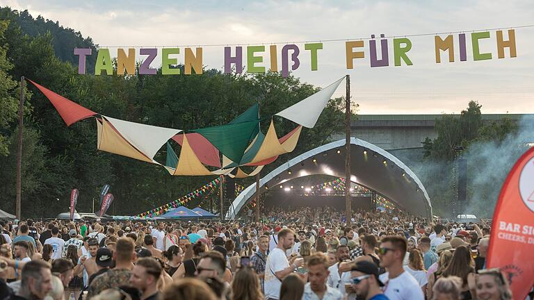 Mehrere Tausend Menschen besuchten am Samstag das Tanzinsel Open Air in Gemünden.