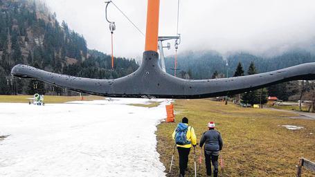 Regentropfen statt Schneeflocken: Selbst die Reste des Kunstschnees am Tegelberg schmelzen mitten im Januar dahin.