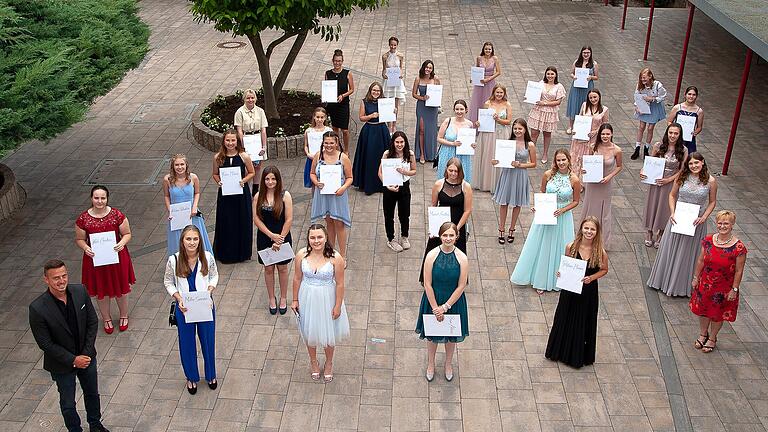 Insgesamt 61 junge Damen der Mädchenrealschule in Volkach wurden verabschiedet Im Bild die Schülerinnen der Klasse 10a