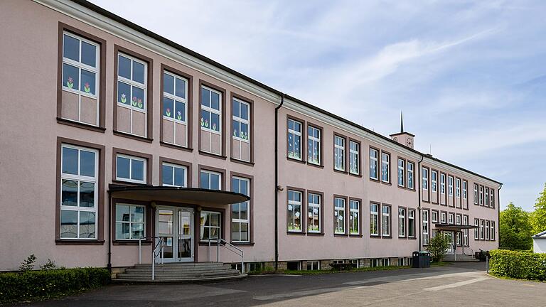 Das Gebäude der Grundschule am Lülsfelder Weg (Bild von Mai 2023) ist sanierungsbedürftig. Dies ist unstrittig. Es wird jetzt nur diskutiert, in welchem Umfang Baumaßnahmen überhaupt finanzierbar sind. Das Gebäude der Grundschule am Lülsfelder Weg (Bild von Mai 2023) ist sanierungsbedürftig. Dies ist unstrittig. Es wird jetzt nur diskutiert, in welchem Umfang Baumaßnahmen überhaupt finanzierbar sind. 