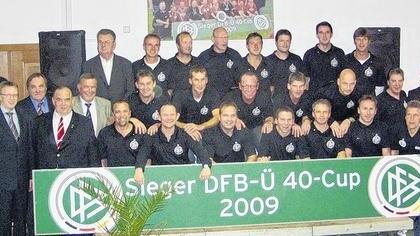 Meisterfeier bis in die Morgenstunden: Das Seniorenteam „Ü 40“ des TSV Bergrheinfeld feierte mit Ehrengästen und Spielerfrauen seinen sensationellen Erfolg beim DFB-Ü 40-Cup. Meisterfeier bis in die Morgenstunden: Das Seniorenteam „Ü 40“ des TSV Bergrheinfeld feierte mit Ehrengästen und Spielerfrauen seinen sensationellen Erfolg beim DFB-Ü 40-Cup.