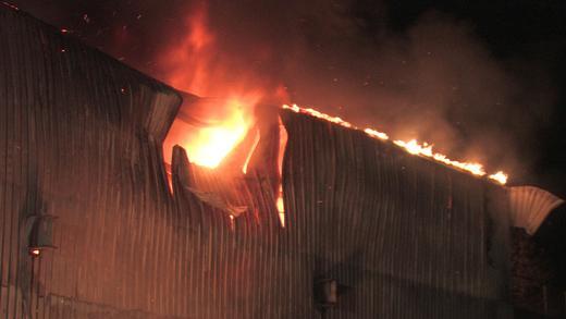 Großbrand bei Recotex       -  Meterhohe Flammen schlugen am Samstagabend aus der Halle der Abfallfirma Recotex im Neuen Hafen von Würzburg. Die Brandursache war am Abend unklar. Verletzt wurde niemand. Es war der zweite Großbrand in knapp einer Woche auf dem Gelände von Recotex.