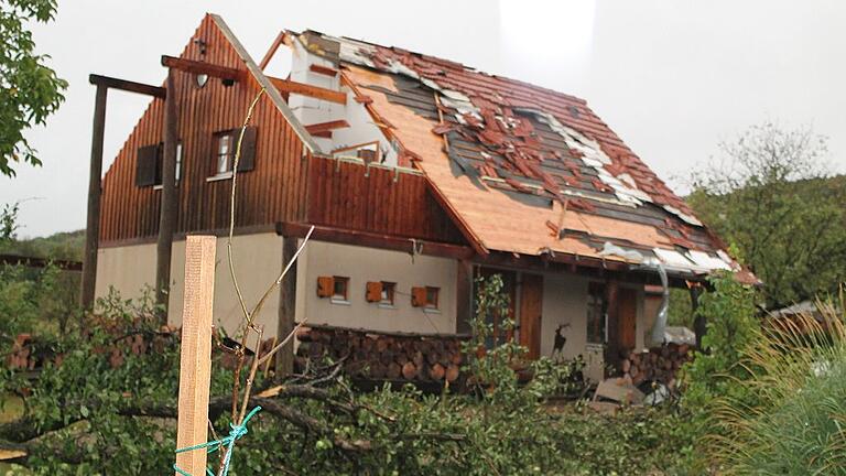 An diesem Haus am Ortseingang von Schönaich wurde das Dach zu einem Drittel weggerissen. An diesem Haus am Ortseingang von Schönaich wurde das Dach zu einem Drittel weggerissen.