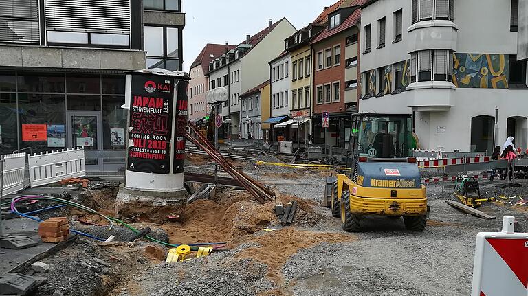 Die Straßenbauarbeiten in der Zehntstraße setzten der dort stehenden Litfaßsäule, am Parkplatz gegenüber dem Postamt, zu, sie musste abgestützt werden.