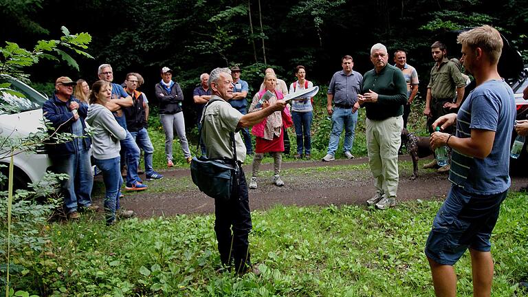 Förster Wolfgang Gnannt (Mitte) mit den Teilnehmern der Waldbegehung und Bürgermeister Jürgen Hennemann (Vierter von rechts).