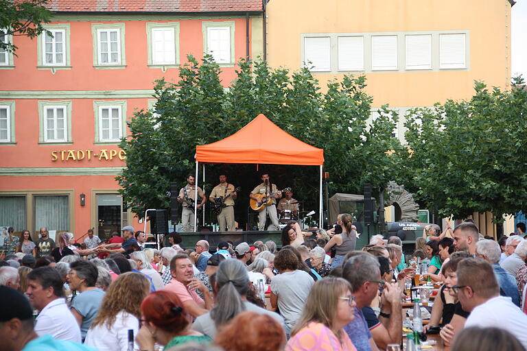 Im Lauf des Abends war der Marktplatz dicht bevölkert. Die Elvis-Presley-Coverband 'The King Creole' (hinten im Bild) nutzte einen alten Laster der US-Army als Bühne. Im Lauf des Abends war der Marktplatz dicht bevölkert. Die Elvis-Presley-Coverband 'The King Creole' (hinten im Bild) nutzte einen alten Laster der US-Army als Bühne.