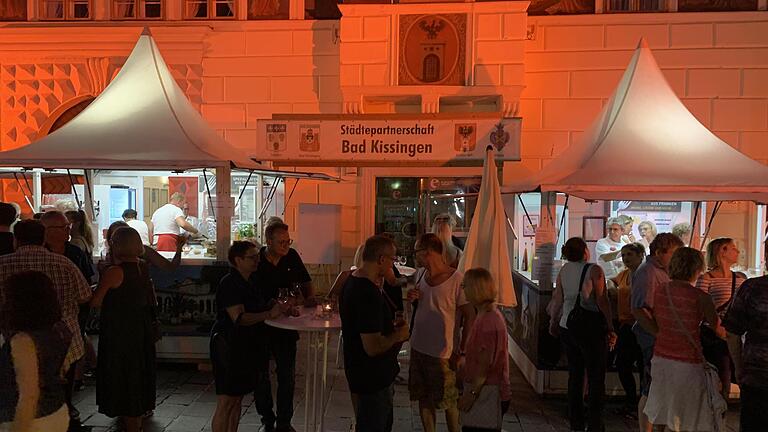 Bratwürste, Wein und Bier gab es bei dem Stand der Bad Kissinger. - Bratwürste, Wein und Bier gab es bei dem Stand der Bad Kissinger. Bratwürste, Wein und Bier gab es bei dem Stand der Bad Kissinger. - Bratwürste, Wein und Bier gab es bei dem Stand der Bad Kissinger.