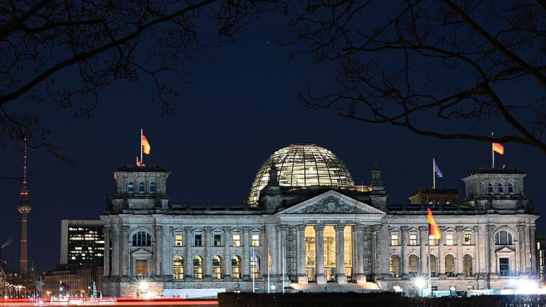 Reichstagsgebäude und Fernsehturm.jpeg - In der entscheidenden Haushaltswoche sitzen die Kassenwarte der Fraktionen bis weit in die Nacht zusammen. Reichstagsgebäude und Fernsehturm.jpeg - In der entscheidenden Haushaltswoche sitzen die Kassenwarte der Fraktionen bis weit in die Nacht zusammen.