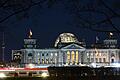 Reichstagsgebäude und Fernsehturm.jpeg       -  In der entscheidenden Haushaltswoche sitzen die Kassenwarte der Fraktionen bis weit in die Nacht zusammen.
