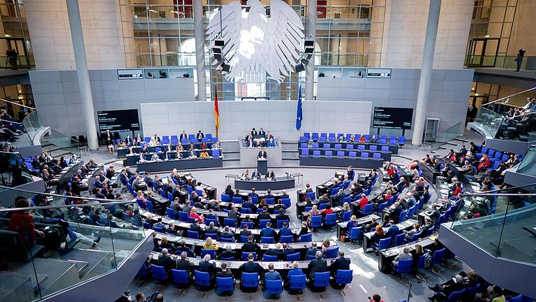 Derzeit sitzen über 700 Abgeordnete im Parlament. Derzeit sitzen über 700 Abgeordnete im Parlament.