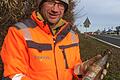 Stefan Firsching zeigte stolz seinen Fund: eine Wasserflasche des Burkarts-Brunnen aus den 70ern