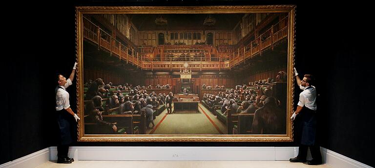 Lauter Affen im britischen Unterhaus: Dieses Gemälde des mysteriösen Künstlers Banksy wechselte 2019 im Auktionshaus Sotheby's für mehr als elf Millionen Euro den Besitzer. Lauter Affen im britischen Unterhaus: Dieses Gemälde des mysteriösen Künstlers Banksy wechselte 2019 im Auktionshaus Sotheby's für mehr als elf Millionen Euro den Besitzer.