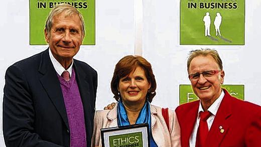 Werte-Allianz: Ulrich Wickert (links) übergab an Christine und Franz Häderer von der Uettinger Firma Renofloor die Auszeichnung „Ethics In Business“. Werte-Allianz: Ulrich Wickert (links) übergab an Christine und Franz Häderer von der Uettinger Firma Renofloor die Auszeichnung „Ethics In Business“.
