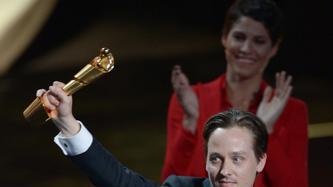 Deutscher Filmpreis 2013       -  Der deutsche Schauspieler Tom Schilling freut sich über die Auszeichnung in der Kategorie &quot;Beste darstellerische Leistung - männliche Hauptrolle&quot; für den Film &quot;Oh Boy&quot; bei der Verleihung des 63. Deutschen Filmpreises &quot;Lola&quot; am 26.04.2013 in Berlin.