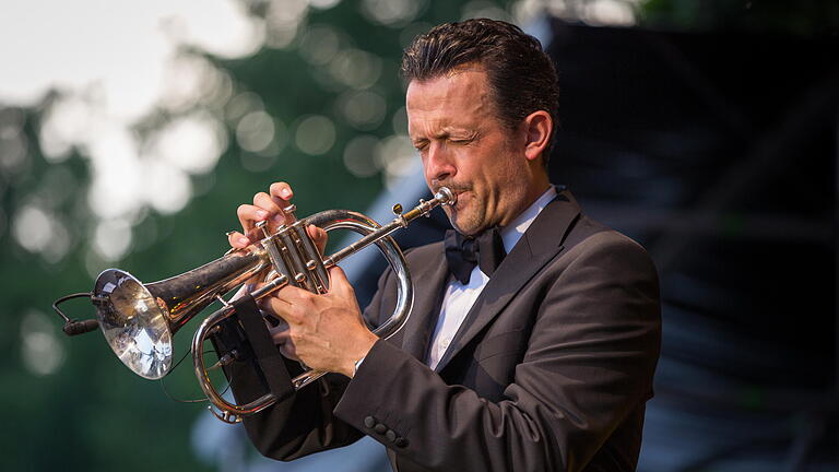 Für das 25-jährige Jubiläum der Musikreihe „Musik in Historischen Häusern und Höfen“ hat Karlstadt sich etwas Besonderes einfallen lassen und einen der erfolgreichsten Jazz-Musiker Deutschlands zum Open-Air-Konzert auf die Karlsburg geladen. Am Freitag, 3. Juli, spielte der Echo-Preisträger Till Brönner mit seinem Orchester mehr als drei Stunden in der historischen Kulisse hoch über der  Stadt. Überraschungsgast des Abends war der Sänger und Gitarrist Peter Fessler.